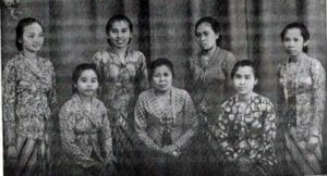 Seksi Wanita Brigade XIII Malang. Berdiri dari kiri: Soekesi, Tutuk Rukamah (Tokas), Nurul Komariah Soetowidjojo, Marhati. Duduk dari kiri: Ninik Suratmi, Ibu Soeprapti, dan Petty Soepatmi Kadarisman.