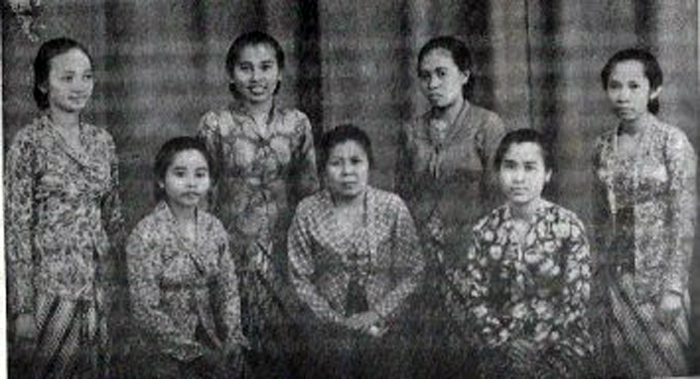 Seksi Wanita Brigade XIII Malang. Berdiri dari kiri: Soekesi, Tutuk Rukamah (Tokas), Nurul Komariah Soetowidjojo, Marhati. Duduk dari kiri: Ninik Suratmi, Ibu Soeprapti, dan Petty Soepatmi Kadarisman.
