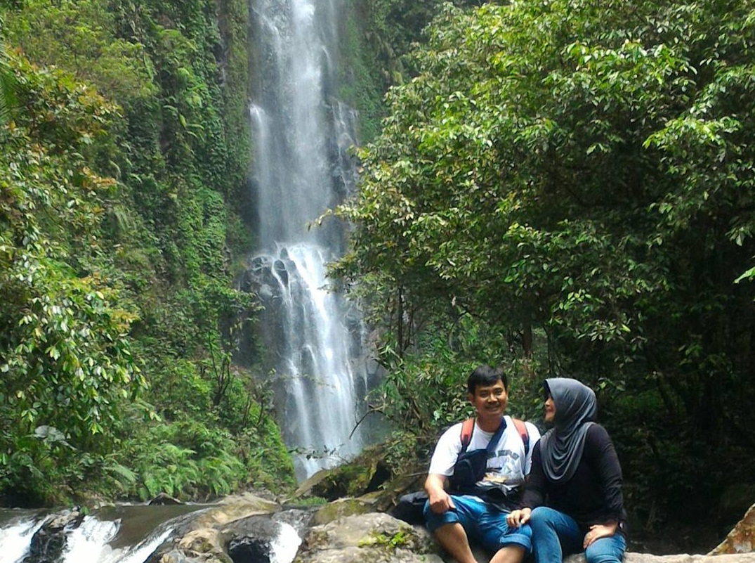 Romantisme bersama pasangan di Coban Jodo, Kabupaten Malang. (Foto: Instagram @mynursanti)