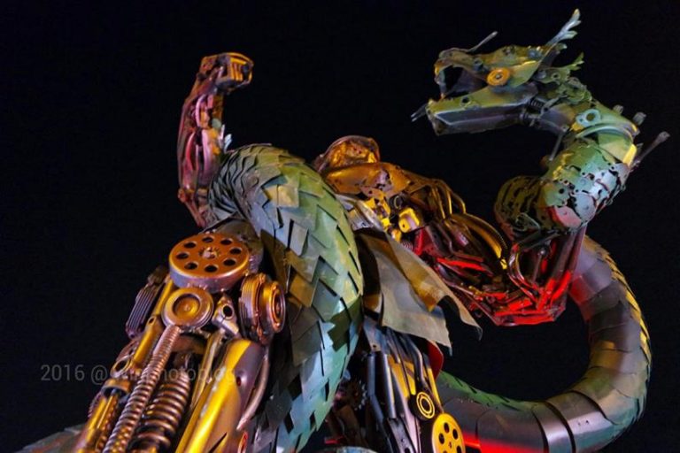 Patung Bima berdiri tegak menjaga Monumen Adipura Malang (C) WINPHOTOBLOG