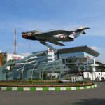 Monumen Pesawat MIG-17 Fresco berdiri gagah di persimpangan Jalan Suhat (C) WIKIPEDIA