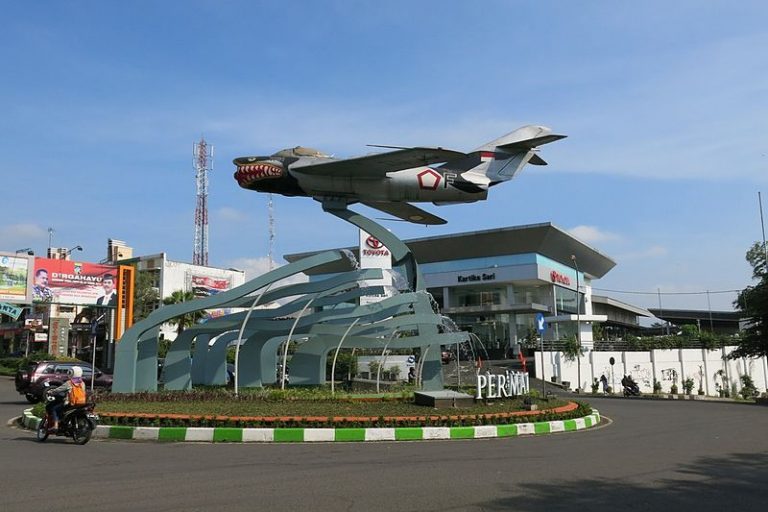 Monumen Pesawat MIG-17 Fresco berdiri gagah di persimpangan Jalan Suhat (C) WIKIPEDIA