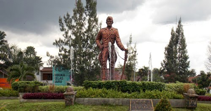Patung Hamid Rusdi berdiri tegak di Taman Simpang Balapan (C) KELUARGABIRU