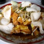 Tahu lontong merupakan salah satu kuliner yang patut dicoba selain bakso Malang. (Foto: ksmtour)