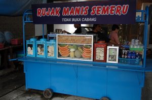 Salah satu warung rujak di Kota Malang yang cukup populer. (Foto: Wisata Kuliner)