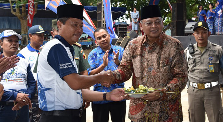 Rendra Kresna membuka kegiatan Petik Laut Pantai Tamban.