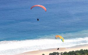 paralayang di pantai Modangan Malang