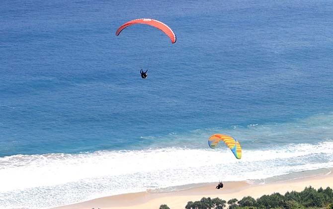 paralayang di pantai Modangan Malang