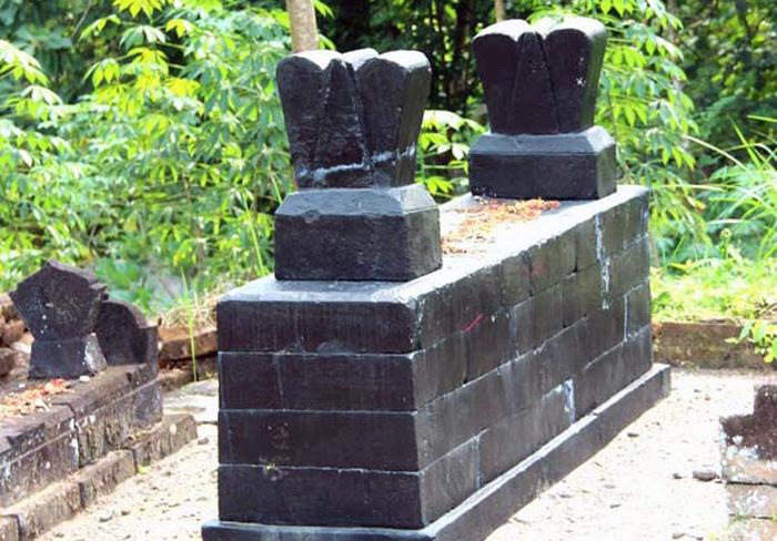 Makam yang diduga makam Pangeran Singasari di Imogiri (C) TEMBI