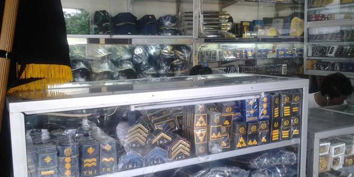 Salah satu toko atribut militer di Kota Malang (C) MERDEKA