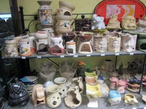 Hasil kerajinan di toko keramik Kampung Wisata Keramik Dinoyo (C) KOTAWISATAINDONESIA