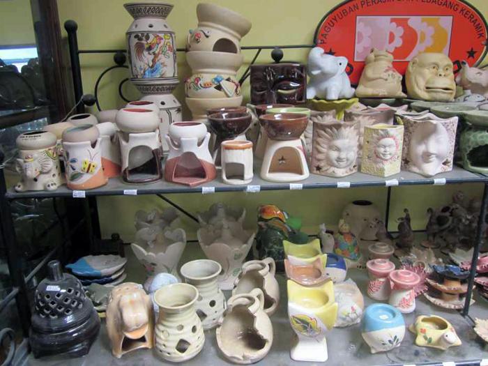 Hasil kerajinan di toko keramik Kampung Wisata Keramik Dinoyo (C) KOTAWISATAINDONESIA