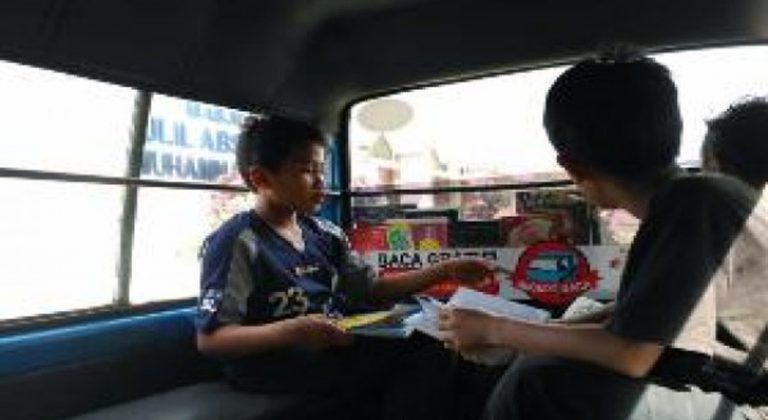 Di Malang sudah ada Angkot Baca yang digagas Komunitas Mager (C) ANTARA