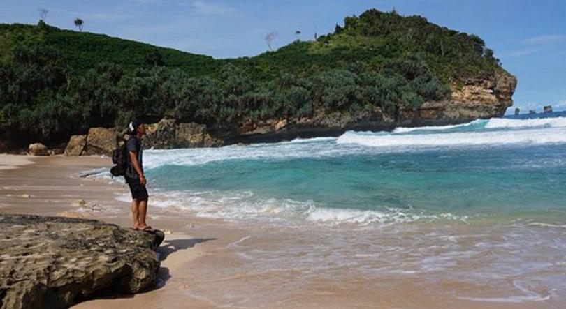 Pantai Kajaran di sisi barat dua pantai lainnya (C) PANTAIMALANG