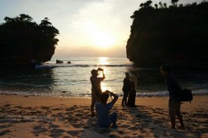 Pantai Wedi Klopo yang terkenal akan eksotisme sunsetnya layaknya pantai-pantai di Pulau Bali (C) PANTAIMALANG