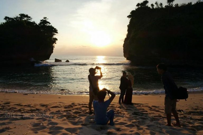 Pantai Wedi Klopo yang terkenal akan eksotisme sunsetnya layaknya pantai-pantai di Pulau Bali (C) PANTAIMALANG