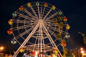 Bianglala di alun-alun Kota Batu menjadi daya tarik tersendiri bagi wisatawan. (Foto: Indonesia Kaya)