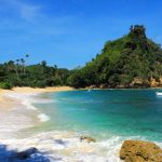Pantai Ngopet punya ciri khas di mana hamparan pasir putihnya diapit bukit-bukit kecil (C) MALANGTIMES