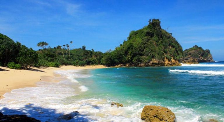 Pantai Ngopet punya ciri khas di mana hamparan pasir putihnya diapit bukit-bukit kecil (C) MALANGTIMES