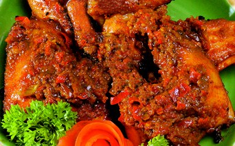 Ayam bakar bumbu rujak sering dijadikan menu utama yang spesial. (Foto: cookpad)