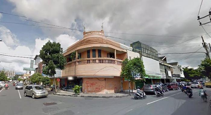 Pertokoan di sudut Jalan KH Agus Salim dan Jalan Zainul Arifin ini dulunya ditempati Bioskop Flora (C) GOOGLEMAP
