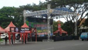 Malang Street Percussion dibagi menjadi dua kategori, kereta dan non-kereta. Bagi peserta yang masuk kategori non-kereta, mereka harus unjuk kebolehan di atas panggung. (Foto: Facebook/Sulton Blue Ngalam)