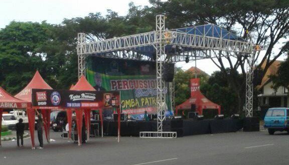 Malang Street Percussion dibagi menjadi dua kategori, kereta dan non-kereta. Bagi peserta yang masuk kategori non-kereta, mereka harus unjuk kebolehan di atas panggung. (Foto: Facebook/Sulton Blue Ngalam)