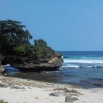 Anda mencari pemandangan eksotis karang-karang berlubang? Anda bisa menemukannya dii Pantai Karang Bolong (C) FACEBOOK