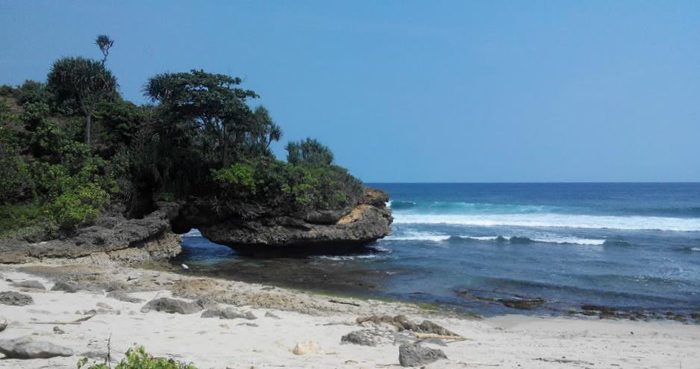 Anda mencari pemandangan eksotis karang-karang berlubang? Anda bisa menemukannya dii Pantai Karang Bolong (C) FACEBOOK