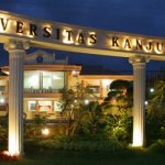 Penampakan pintu gerbang Universitas Kanjuruhan Malang (C) KELAS KARYAWAN