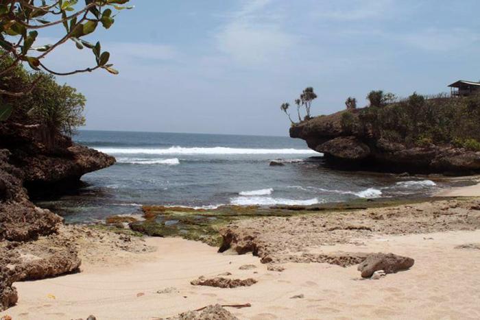 Pantai Pawonan yang bisa menjadi tempat favorit bagi penggemar memancing (C) PANTAI MALANG