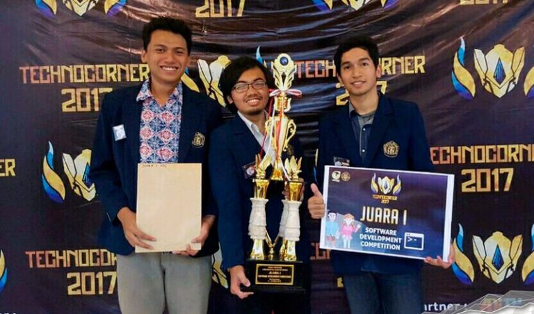 Tiga mahasiswa UB yang membuat aplikasi Tobago. Defara Fikry Akmal (Project Manager), Aditya Wisnu Jati Kusumo (User Experience Designer/UXD), dan Ahmad Kamil Almasyhur (Programmer). (Foto: Okezone)