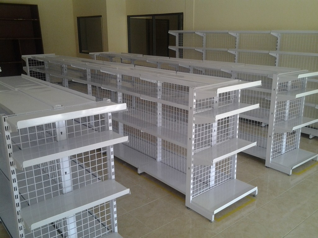 Keberadaan toko display barang seringkali dibutuhkan oleh pemilik usaha, baik yang membuka toko kelontong, outlet, butik, maupun minimarket. (Foto: Rak Minimarket)