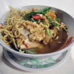 Rujak bakso Bu Jum ada sejak 1987 dan hingga kini masih diminati oleh banyak kalangan, terutama mereka yang pernah bersekolah di SDN Tanjungrejo 1. (Foto: Tabloid Wisata)