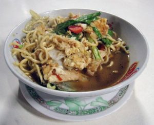 Rujak bakso Bu Jum ada sejak 1987 dan hingga kini masih diminati oleh banyak kalangan, terutama mereka yang pernah bersekolah di SDN Tanjungrejo 1. (Foto: Tabloid Wisata)