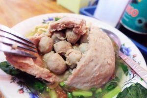 Jika Anda belum pernah mencoba kuliner yang sedang naik daun ini, silakan kunjungi depot bakso beranak yang tersebar di Kota Malang (C) TRAVELING YUK