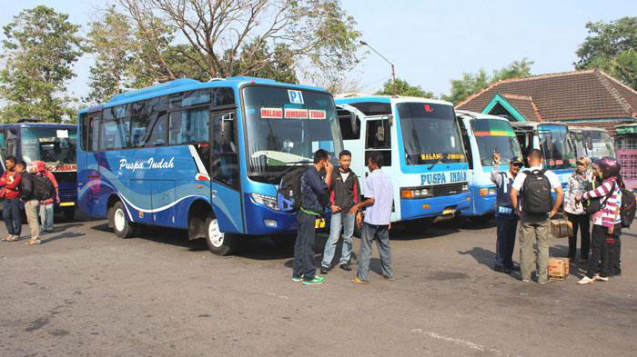 Bus Puspa Indah di Terminal Landungsari.