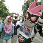 Cosplay Kamen Rider Exaid berfoto bersama pengunjung di acara Isshoni Tanoshimasou | Foto oleh Riza Hayatun Nikmah