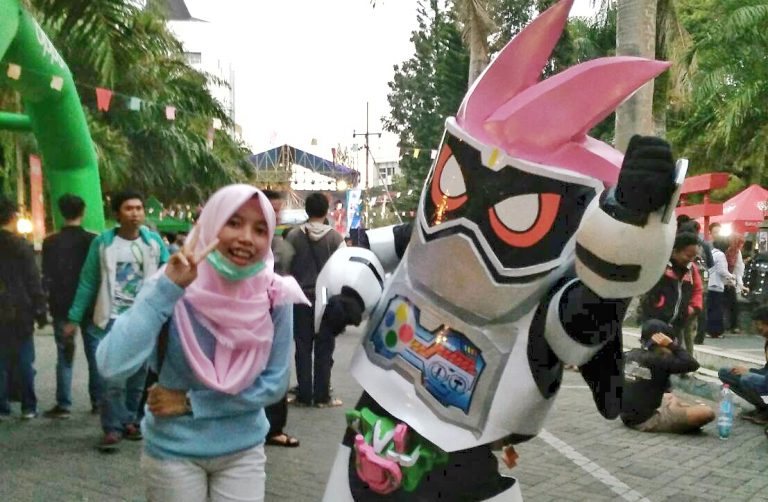 Cosplay Kamen Rider Exaid berfoto bersama pengunjung di acara Isshoni Tanoshimasou | Foto oleh Riza Hayatun Nikmah