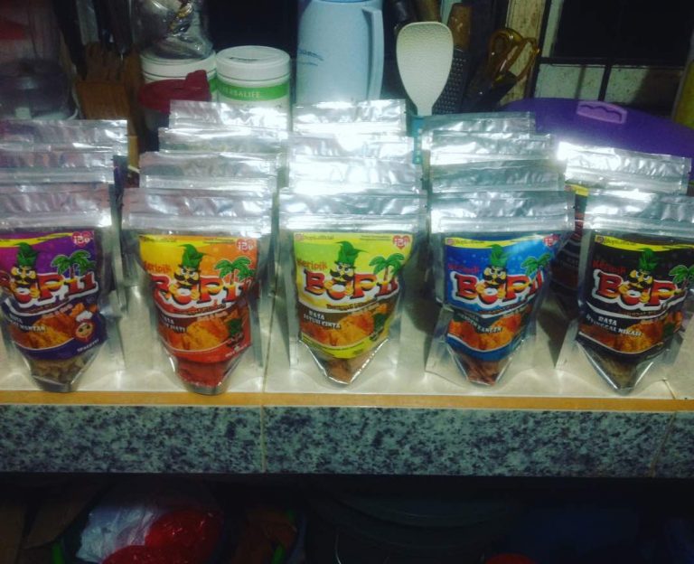 Bopii adalah cemilan yang berbahan dasar limbah bonggol pisang. Produk inovatif ini merupakan ide Mahasiswa Universitas Kanjuruhan, Malang. (Foto: Dede)