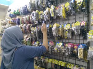 Salah satu pembeli tampak sedang memilih barang di Toko Petra Accesories, Kota Malang. (Foto: Riska Suci Rahmawati)