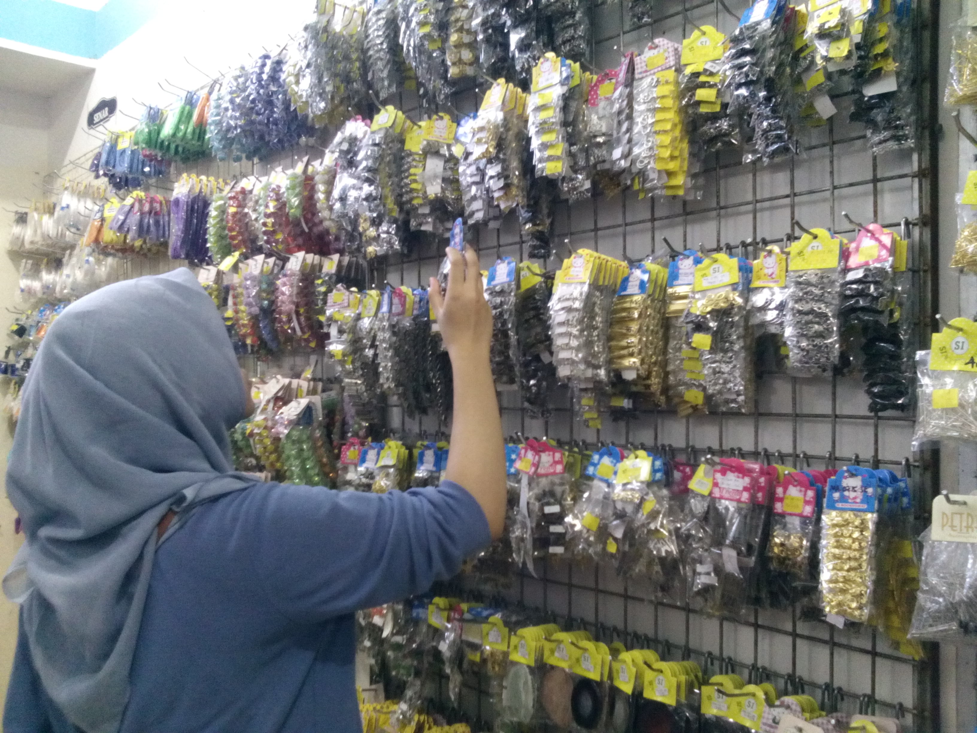 Salah satu pembeli tampak sedang memilih barang di Toko Petra Accesories, Kota Malang. (Foto: Riska Suci Rahmawati)