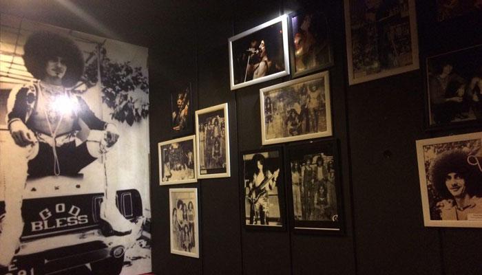 Sudut kafe dengan foto musisi God Bless.