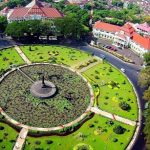 Alun-alun Tugu, salah satu ikon Kota Malang yang membuat mereka jadi kota terbaik dan terindah di Indonesia (C) MERDEKA