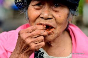 Tradisi nyusur di beberapa daerah disebut dengan istilah nginang, menyirih, dan lain-lain. Tradisi ini bertujuan untuk memperkuat gigi. (Foto: Johny Siahaan)