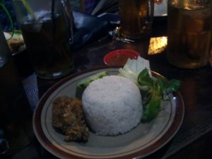Warung Ayam Betha adalah warung spesialis lalapan dengan aneka menu. Harganya terkenal murah meriah. (Foto: Riska Suci Rahmawati)