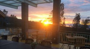 Anda bisa menikmati prosesi matahari terbenam alias sunset di Teras Bromo (C) MERDEKA