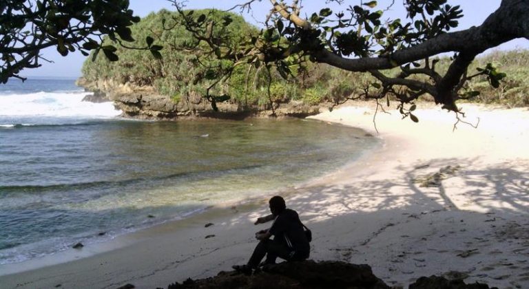 Pantai Sumur Pitu yang ada di Bantur (C) ISLAHAGUS