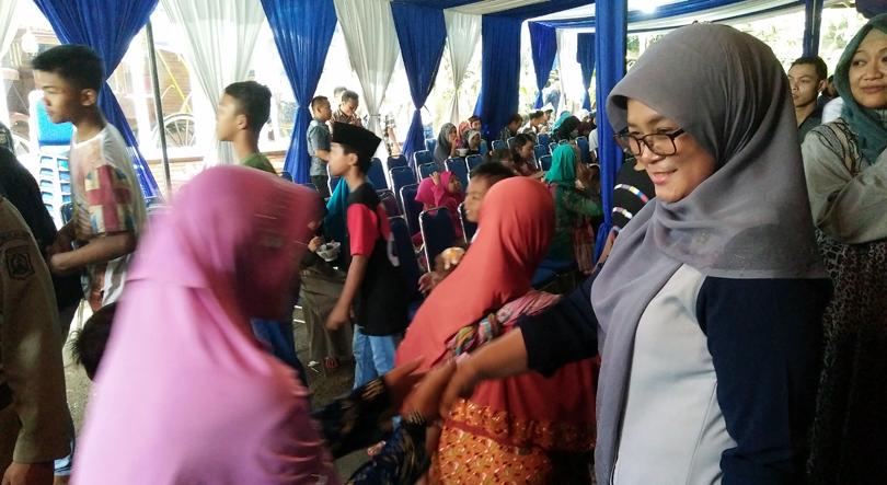 Hj Jajuk, istri Rendra Kresna dalam momen open house di kediamannya (C) MALANGTIMES