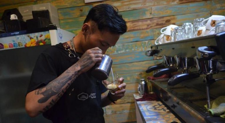 Coffee Kayoe menjadi ruang tunggu yang dijamin tak bikin bosan (C) MERDEKA